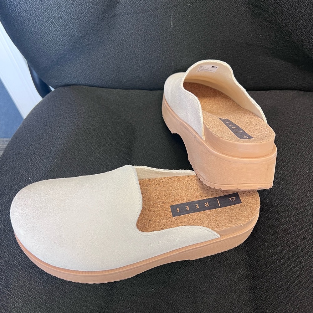 Reef Vista Skye modern clog in vintage suede color. Size 8 Almost brand new.